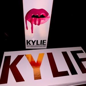 Kylie Cosmetics Peach Palette & Lip kit bundle